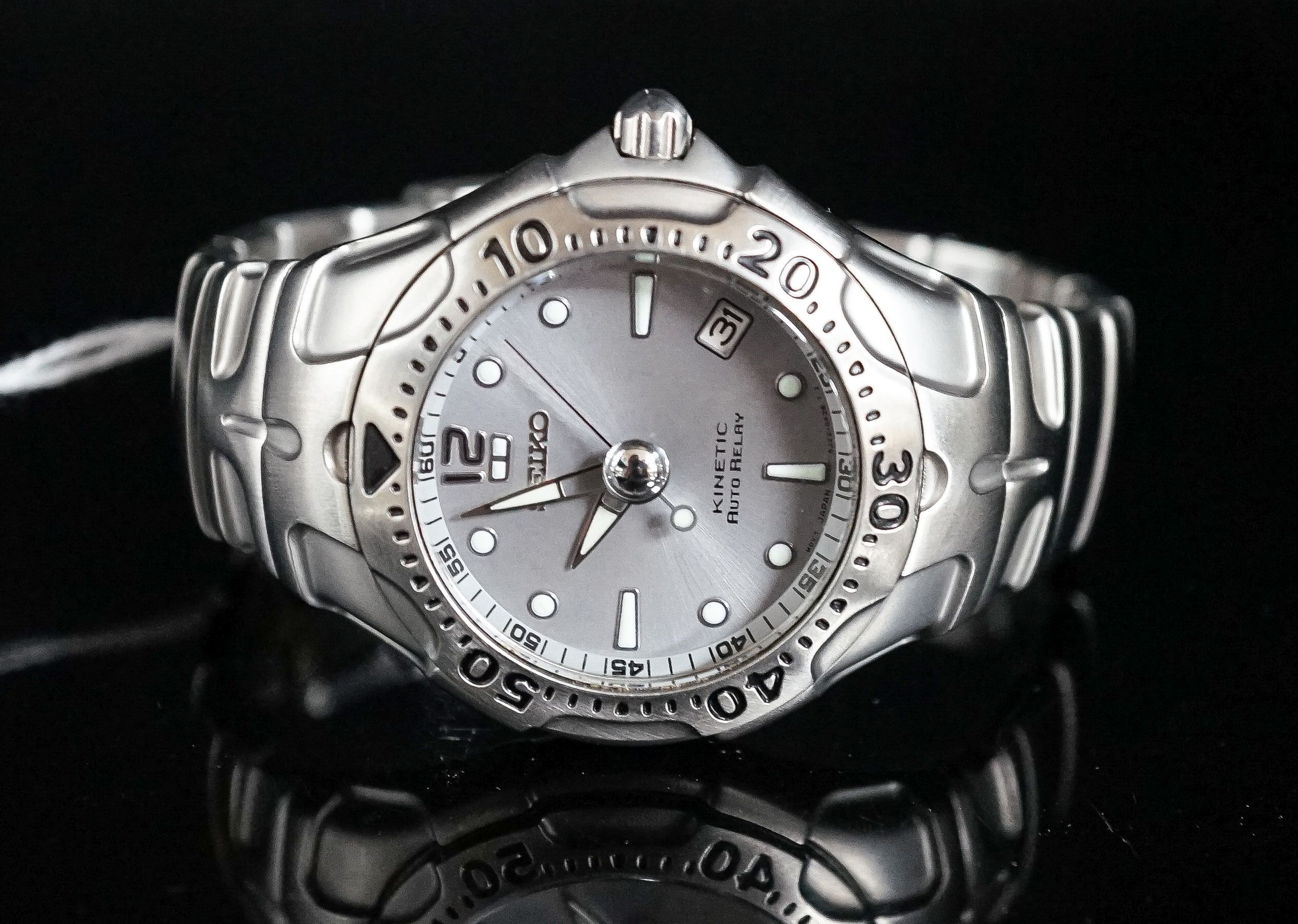 A gentleman's stainless steel Seiko Kinetic Auto Relay wrist watch, case diameter approx. 38mm, no box or papers.